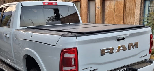 TAPA PLEGABLE RAM 2500 RAMBOX 6.4FT (2013-2026) | SOBRE RIEL | WINBO